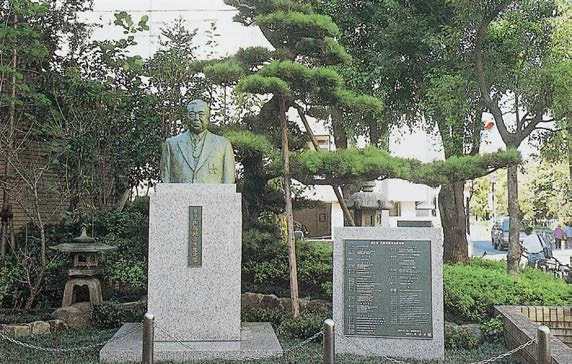 創立者 内藤景岳先生の胸像